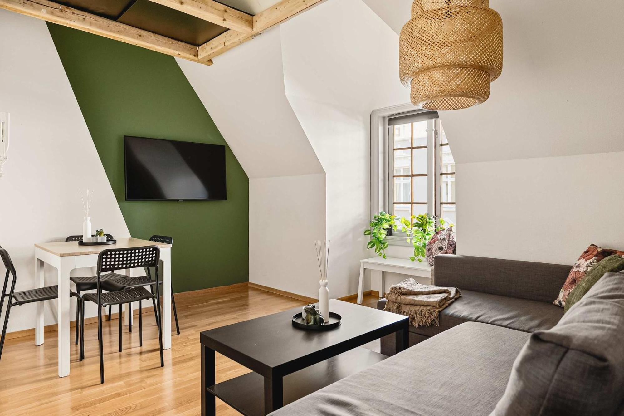 Dinbnb I Shopping, Cafes And Attractions At Your Doorstep!